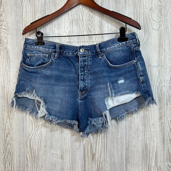 We The Free Distressed Exposed Pocket Jean Shorts with Frayed Hem Size 31 - Picture 5 of 15